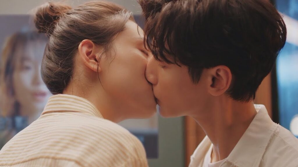 الاثنان أخيرًا في علاقة! أخذت (تشيان يان) زمام المبادرة لتقبيل (لوو بين) 💏💖 | مشهد من “نور الحياة” الاثنان أخيرًا في علاقة! أخذت (تشيان يان) زمام المبادرة لتقبيل (لوو بين) 💏💖 | مشهد من "نور الحياة"