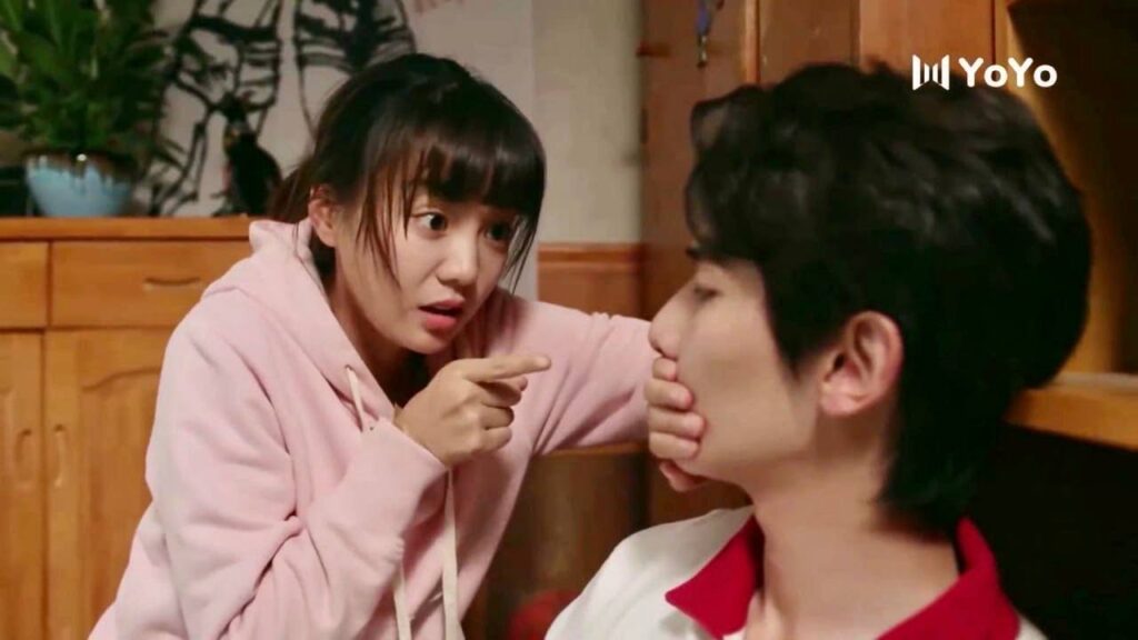 تستيقظ من النوم فتجد نفسـها في غرفتـه , وتريده ان يبقى  الامر سر    ( نهر يجري خلاله )