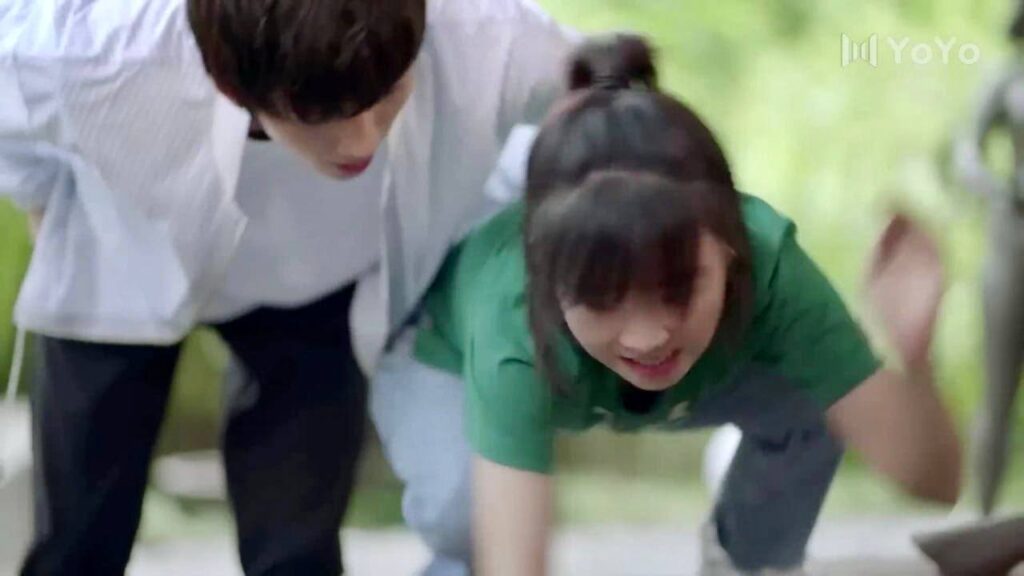 يأتي من الخلف ويهمس في اذنها فتنصدم وتقع في الطين  ( عزباء محترفة )