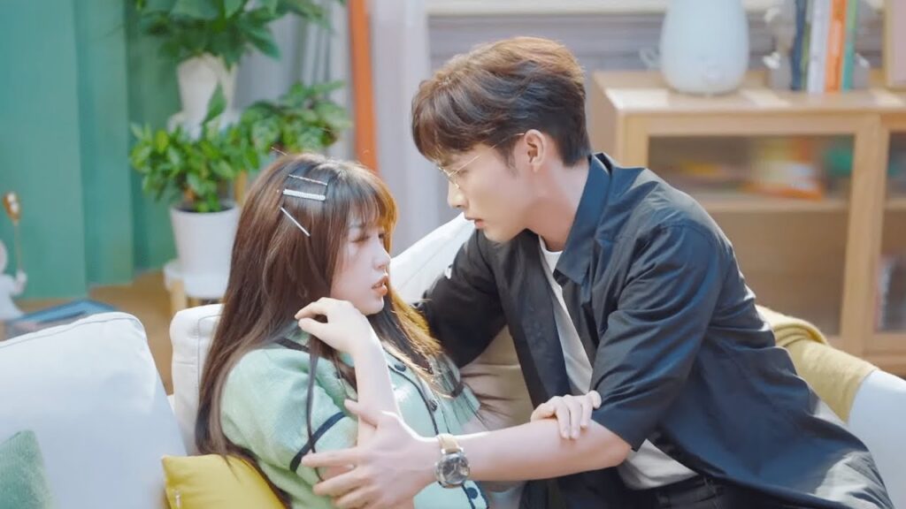 تشعر بالذنب (مي رين) ولا تجرؤ على النظر إلى (تشوانغ يو) 😅 | مشهد من المسلسل"رومانسية الغابة الصغيرة"