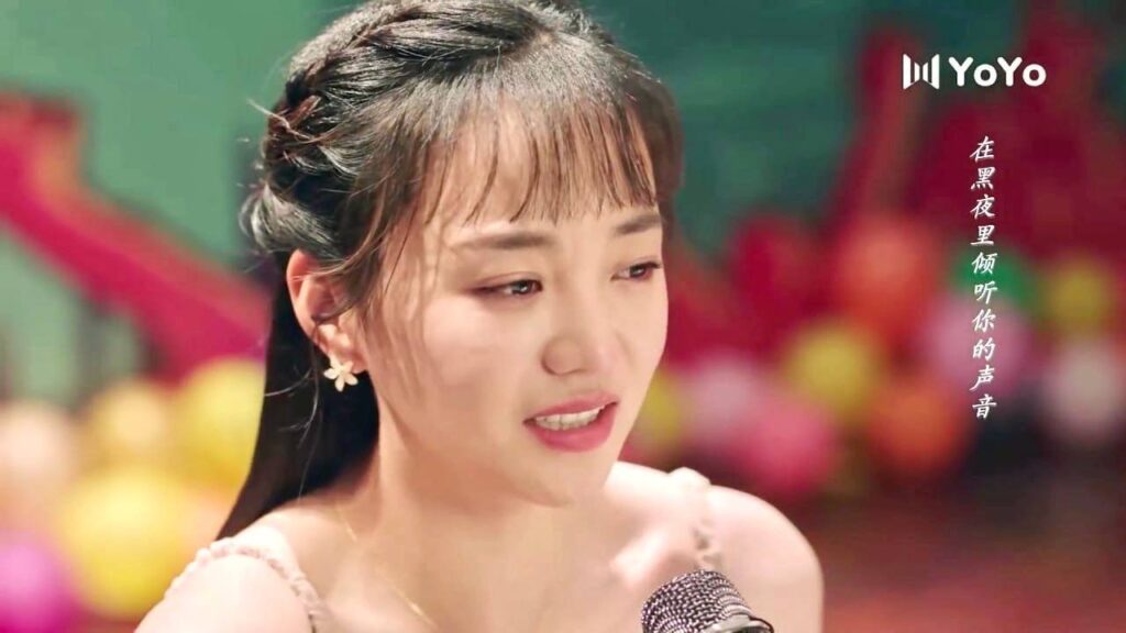 تبكي وتغني بكلمات معبرة عن استسلامها للشاب الذي تحبه  ( نهر يجري خلاله )