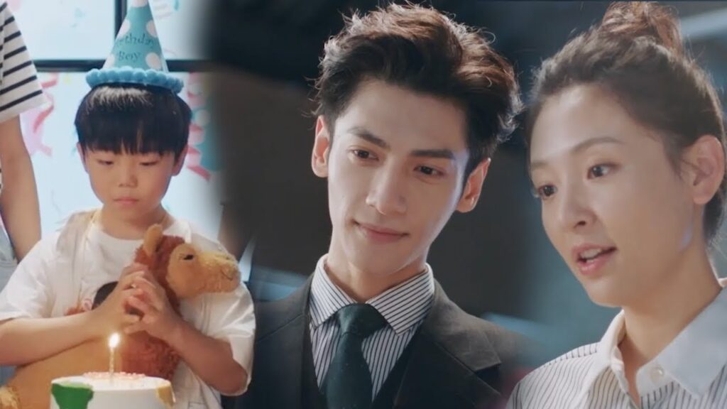 يساعد الشابان (لي لي) على الوقوف مجددًا | مشهد من المسلسل "نور الحياة"