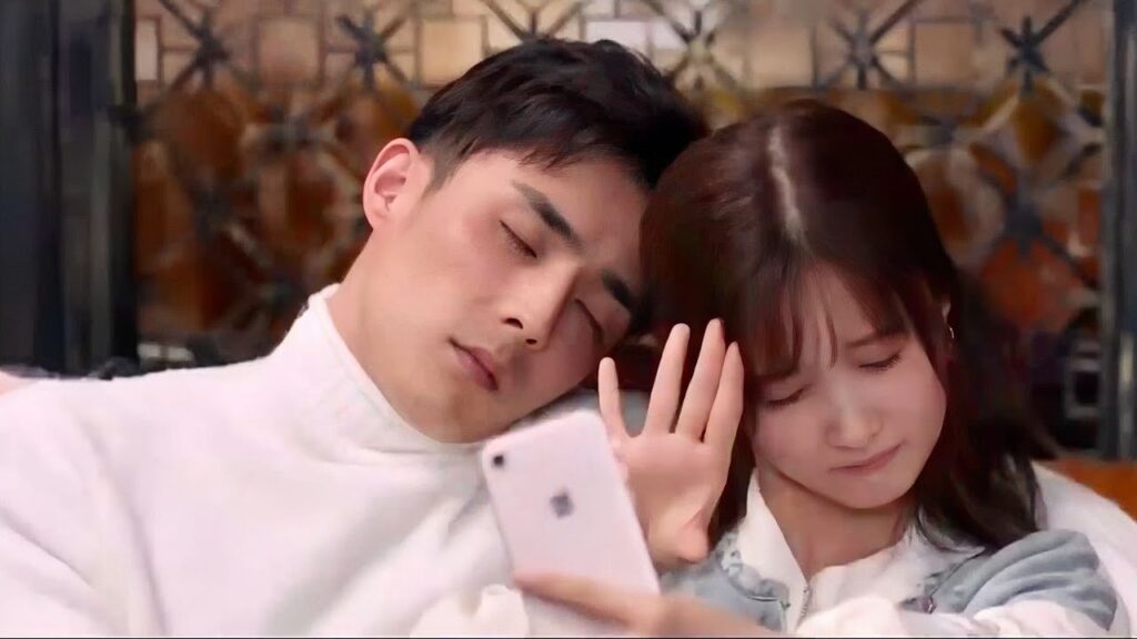 تلتقط لـه صوراً و هو ثمـل لكي تستغله لاحقا كما تريد  ( هي التي احبها )