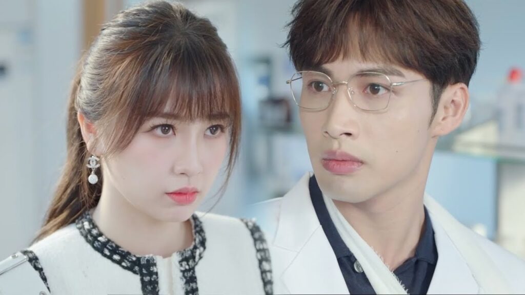 محرج! 😂 كشفت (مي رين) سر (تشوانغ يو) الصغير على الفور 😇😇 | مشهد من المسلسل "رومانسية الغابة الصغيرة"