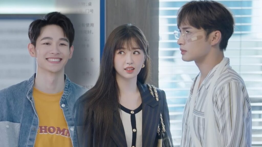 منافس الحب غيور جدًا 😠 (مي رين) تؤكل (تشوانغ يو) وتمسح فمه 😆💖 | مشهد من "رومانسية الغابة الصغيرة"