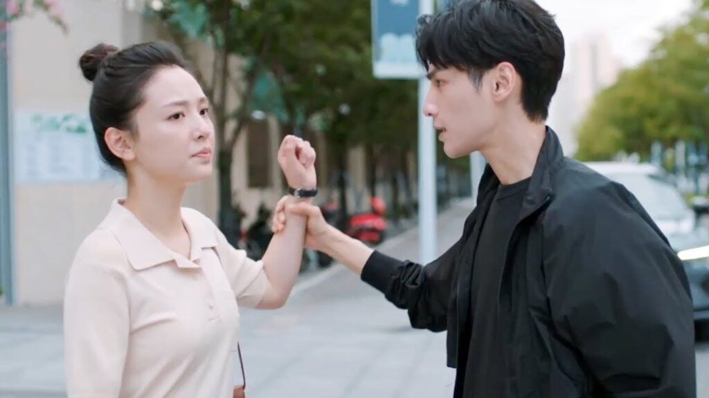 يعترض المحام الوسيم (لوو) طريق الطبيبة (تشان) للتحدث معها ✋😅 | مشهد من المسلسل "نور الحياة"