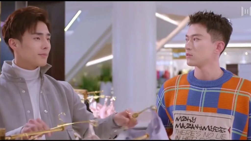 يذهب لشراء  ملابس داخلية لاجل زوجته , فيأخذ صديقه معه  ( هي التي احبها )