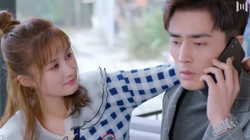 زوجها يتحدث بالهاتف لكنها تزعجه وتعانقه و تقبله  ( هي التي احبها )