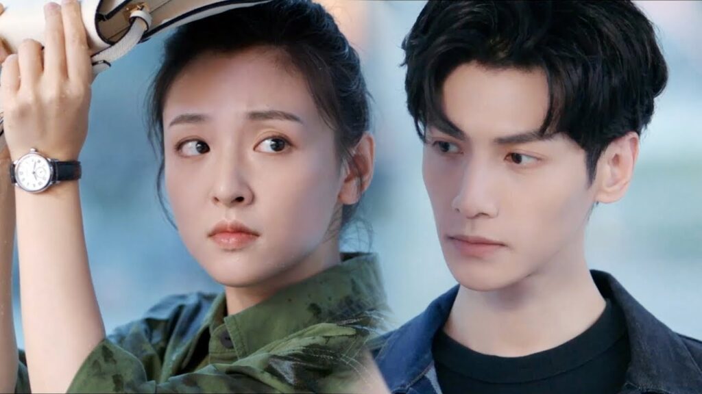 أول ابتسامة!😁 ظهر المحام (لوو) فجأة في يوم ممطر لتسليم مظلة للطبيبة (تشان) 👫🌂 | مشهد من "نور الحياة"