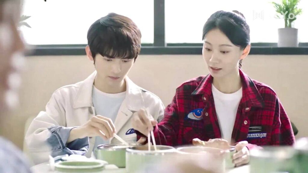 والدته مصابـة فيأخذ حبيبتـه ويذهبان لرؤيتها   ( اقرب اليك )