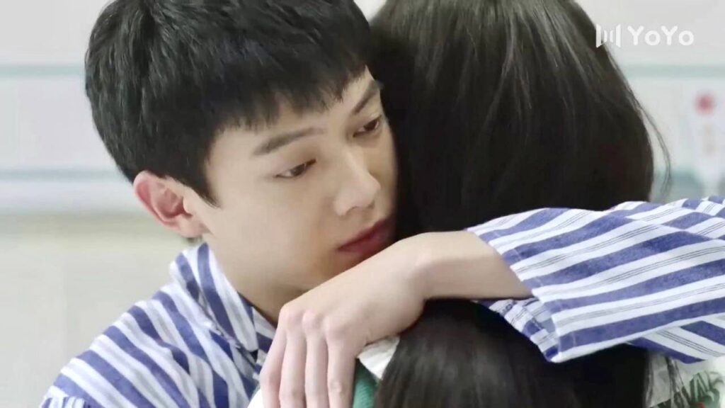 واخيرا حبيبـها المصاب يستيقظ , ولا تكف عن البكاء من الفرح  (  اقرب اليك )