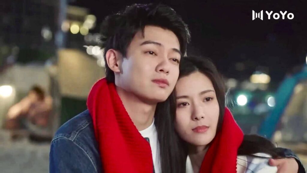 يشارك الوشاح معها ويستمتع برؤيـة البحر وهو يحتضنها  ( اقرب اليك )