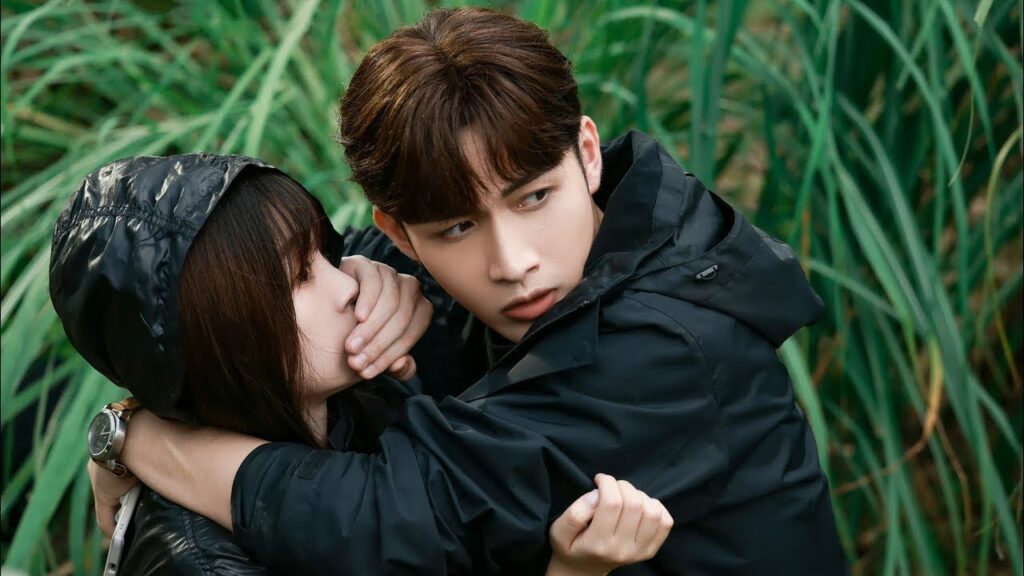 ينقذ حبيبته، الجميلة والأستاذ معًا في وقت متأخر للهروب من الأشرار | مشهد من"رومانسية الغابة الصغيرة"