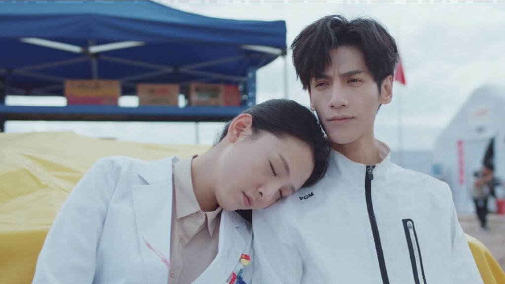 ينظر إلى وجه حبيبته النائمة، وقد أخذتْ زمام المبادرة لتتكئ على كتفه 💖 | مشهد من المسلسل "نور الحياة"