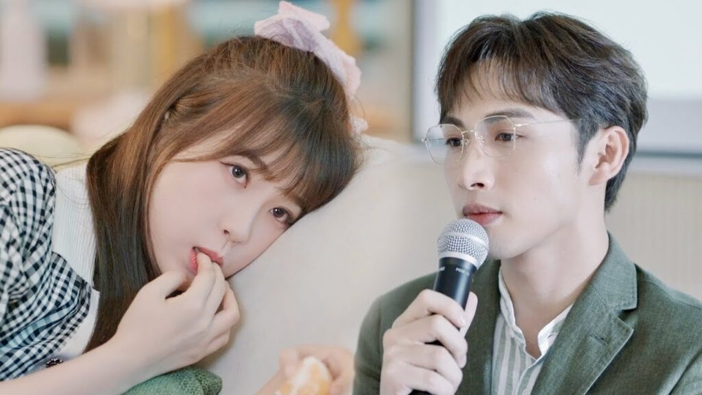 يشارك الأستاذ (تشوانغ) أفكاره حول (مي رين) في الفصل 💘💘 | مشهد من المسلسل "رومانسية الغابة الصغيرة"