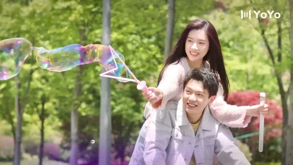 يأخذ حبيبتـه في جولة على دراجة , ويشتري لها آلة الفقاعات كالطفلة  ( اقرب اليك )