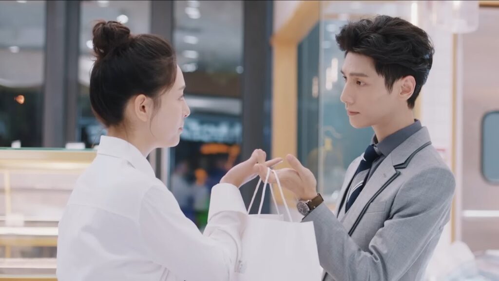 نجحت في افتتان المحامي (لوو) الذي كان أيضًا في مكان الحادث 💏💖 | مشهد من المسلسل "نور الحياة"