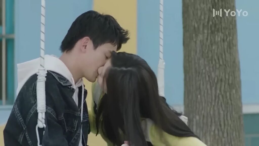 يشتري لحبيبتـه ما تحبـه , لكن في مقابل عليها مكافئته بقبـلة  ( اقرب اليك )