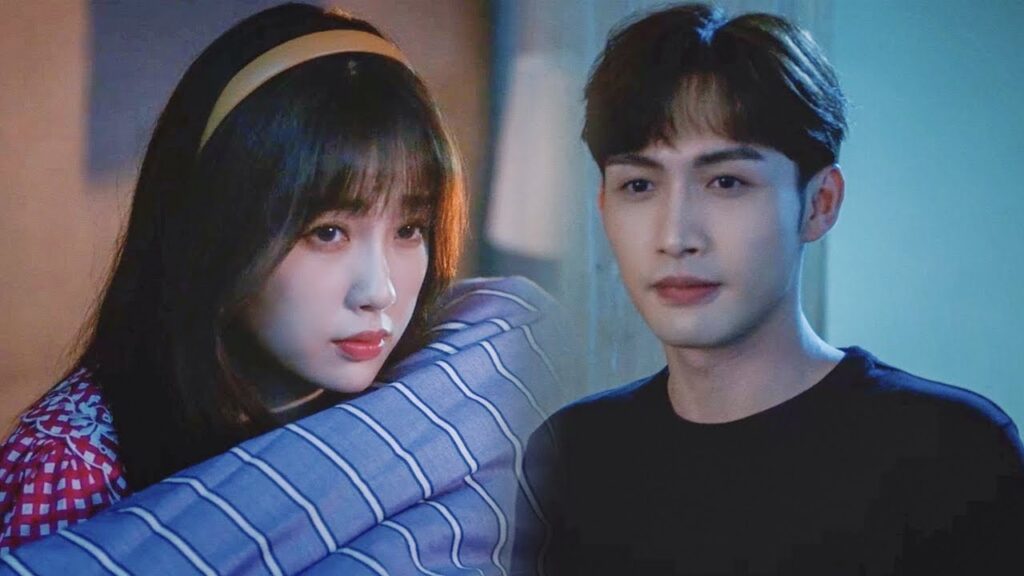 تتصرف (مي رين) بلطف وتطلب من (تشوانغ يو) أن ينام معها 💑💖 | مشهد من المسلسل "رومانسية الغابة الصغيرة"