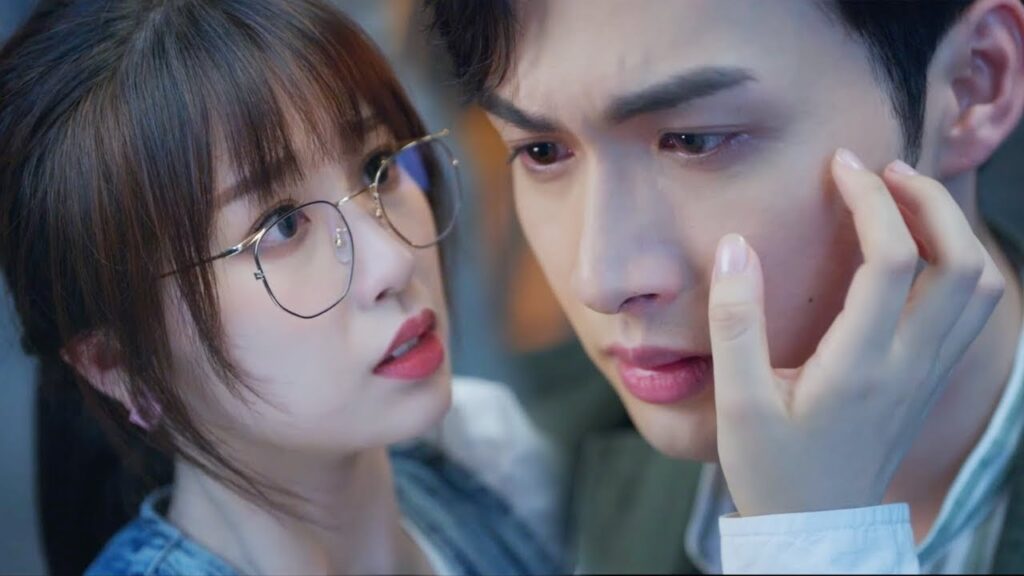 عناق! يجد الوسيم حبيبته تنزعج من وغد بمجرد عودته | مشهد من المسلسل "رومانسية الغابة الصغيرة"