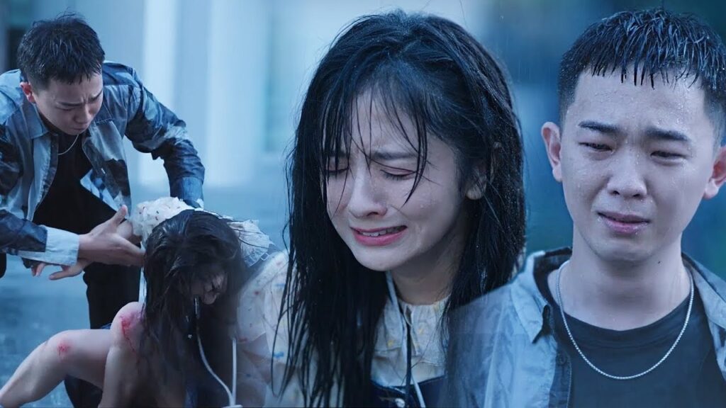 تُكشف كذبة الرئيس ويركع طالبًا مغفرة حبيبته في ظل المطر الغزير | مشهد "رومانسية الغابة الصغيرة"