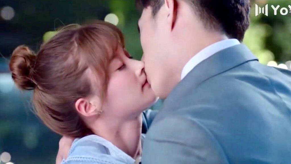 تثـمل وتعترف له , فيقـبلها و تجد نفسها في غرفتـه في اليوم التالي ( هي التي احبها ) تثـمل وتعترف له , فيقـبلها و تجد نفسها في غرفتـه في اليوم التالي ( هي التي احبها )