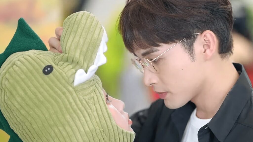 ملابس (مي رين) تؤثر على (تشوانغ يو) 😉😉 | مشهد من المسلسل "رومانسية الغابة الصغيرة"