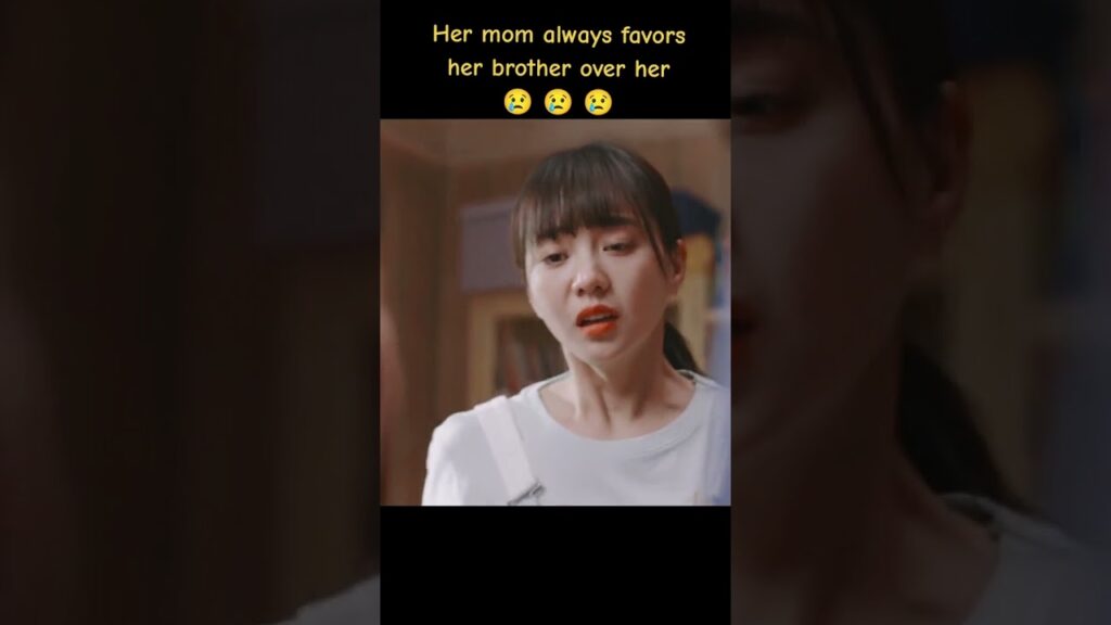 والدتها تفضل دائما شقيقها عليها💔😢#ariverrunsthroughit #wangruichang #huyixuan #cdrama #youku والدتها تفضل دائما شقيقها عليها💔😢#ariverrunsthroughit #wangruichang #huyixuan #cdrama #youku