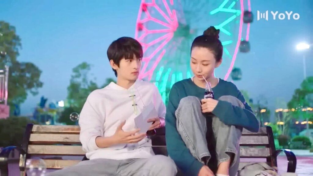 تدخل منزل الاشباح معه لكنها تخاف و تمسك يده بقوة ( أقرب اليك )