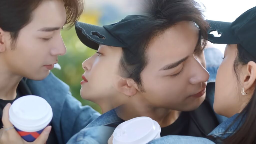 تتوقع أنه نسي أمرها ولكنه يفاجئها وحينما تكون على وشك الاقتراب منه يرحل عنها😯مشهد "عزيزتنا المترجمة"