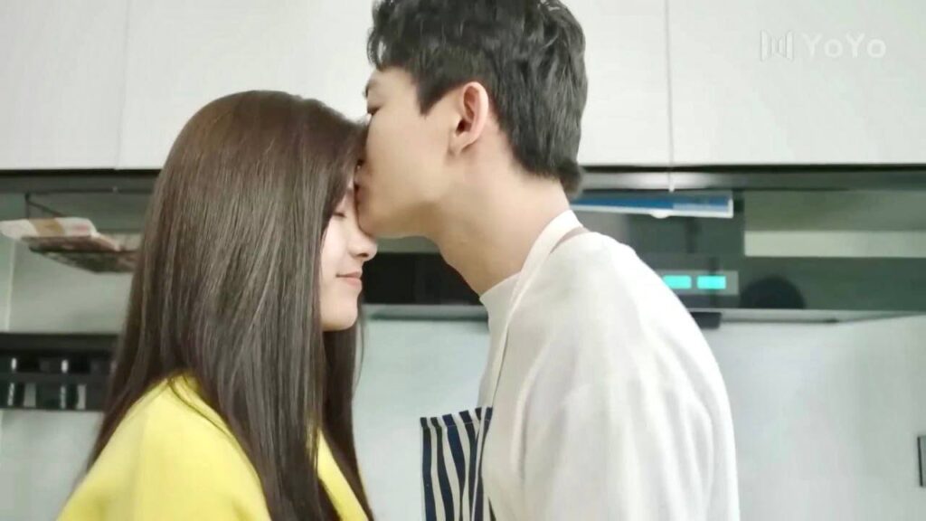 يتعلم الطبخ  بطريقة رومانسية لكي يساعدها في المستقبل ( اقرب اليك )