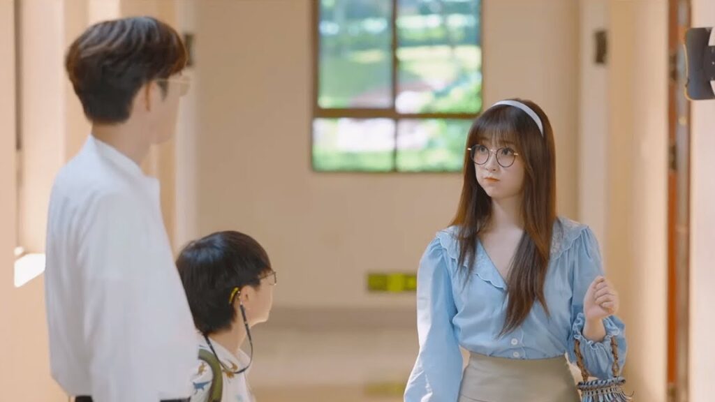 يستخدم الأستاذ الحجري شقيقه الأصغر لمغازلة (مي رين) 🤓🤓 | مشهد من المسلسل "رومانسية الغابة الصغيرة"