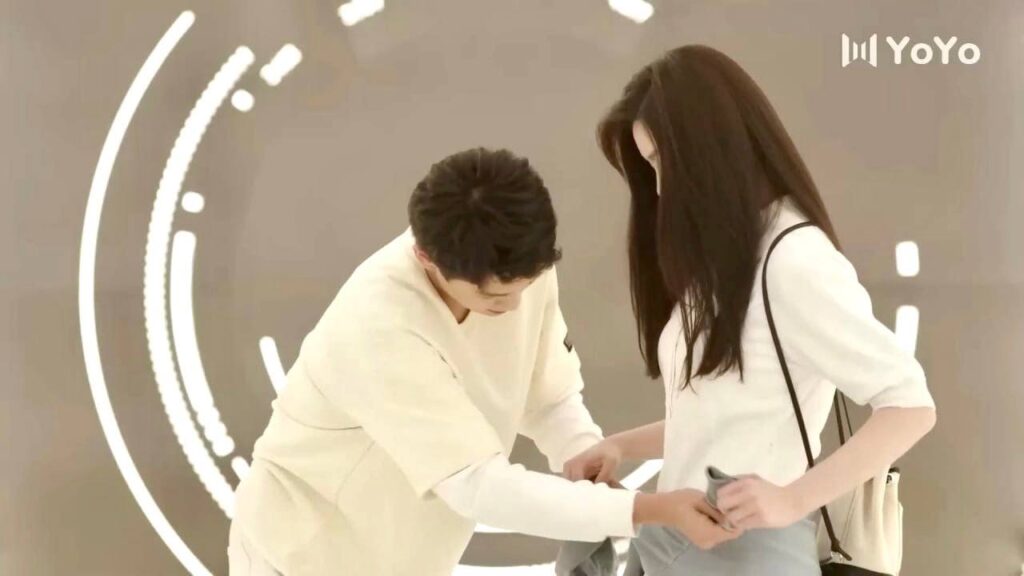 ملابسها متسخـه فيعطيها سترتـه لكي لا تشعر بالحرج