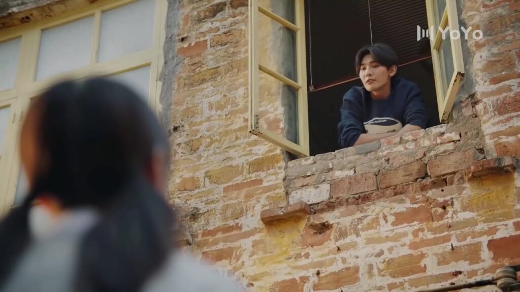 تنادي عليـه من الشارع و لا تطرق الباب وهو لا ينزل لها بل يكلمها من النافذة  ( نهر يجري خلاله )