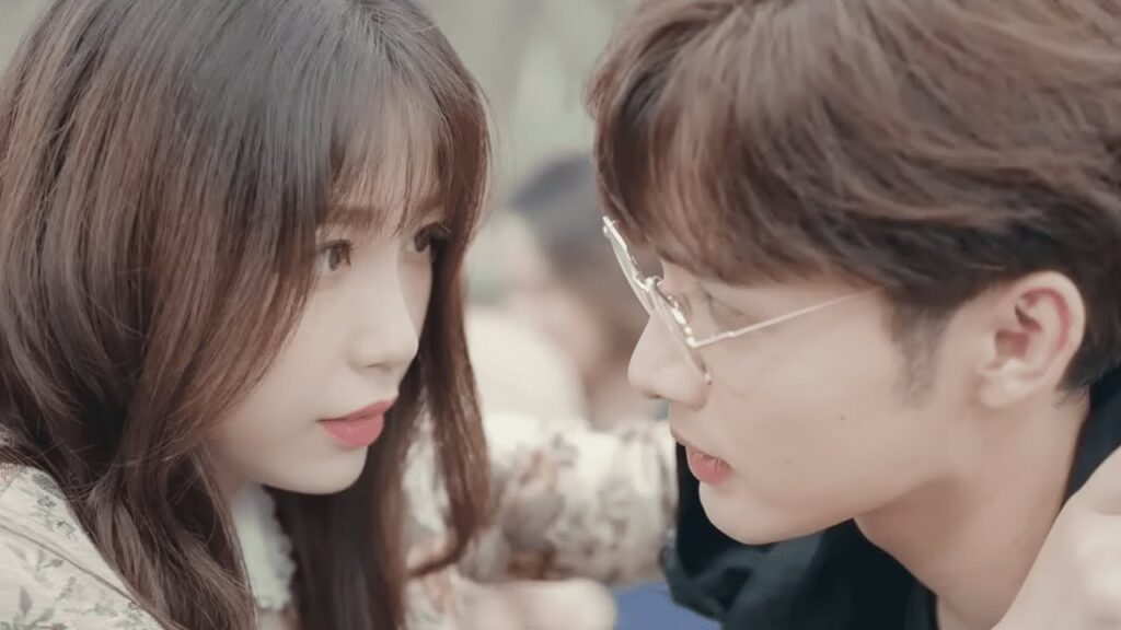 تظهر (مي رين) و(تشوانغ يو) عاطفتهما علانية 💖💏 | مشهد من المسلسل "رومانسية الغابة الصغيرة"