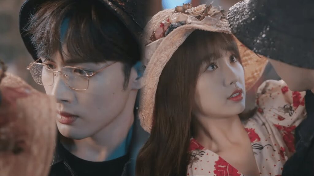 رؤية جمال ابتسامة الأستاذ، يتبادل الثنائي الشاب نظرات متعمقة تحت القمر| “رومانسية الغابة الصغيرة” رؤية جمال ابتسامة الأستاذ، يتبادل الثنائي الشاب نظرات متعمقة تحت القمر| "رومانسية الغابة الصغيرة"