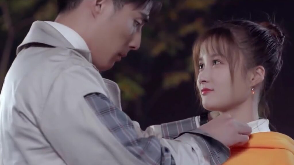 يعتذر لزوجتـه بطريقـة خاصة , و يعطيها قلادة ( هي التي احبها ) يعتذر لزوجتـه بطريقـة خاصة , و يعطيها قلادة ( هي التي احبها )