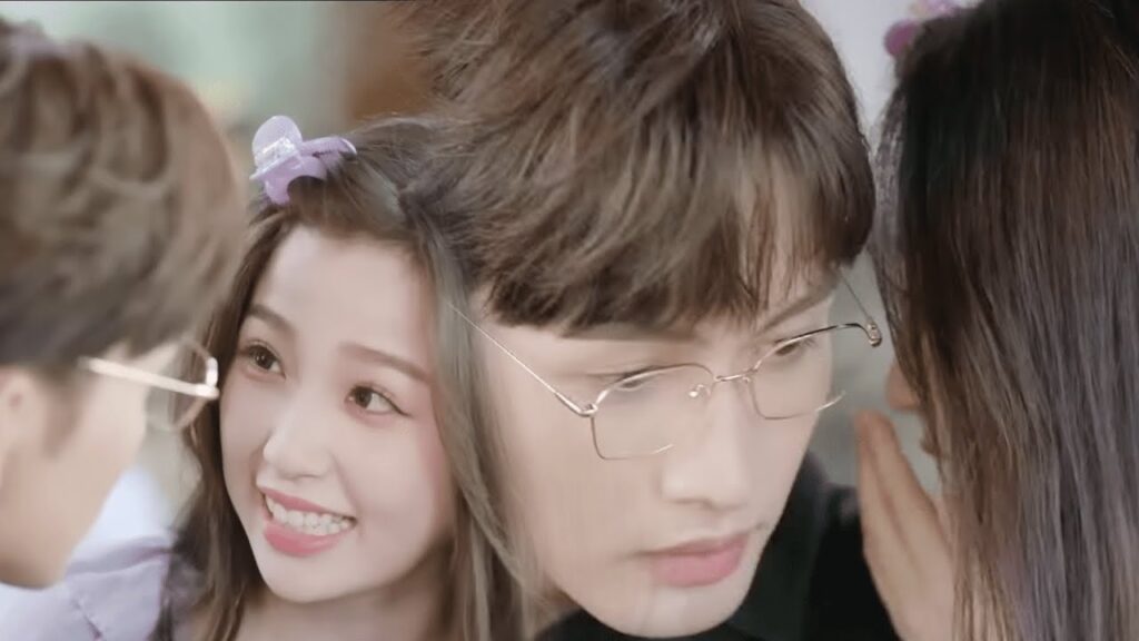 يشعر (تشوانغ يو) بالغيرة عندما يغازل منافس الحب (مي رين)💖 | مشهد من المسلسل"رومانسية الغابة الصغيرة"