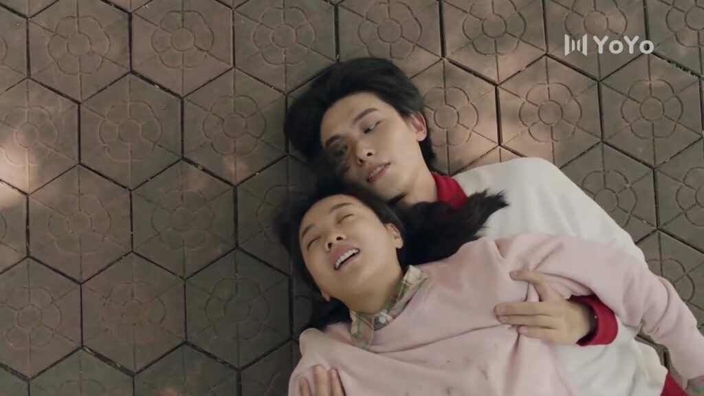 تسقط من اعلى شجرة فيأتي و ينقذها   ( نهر يجري خلاله )