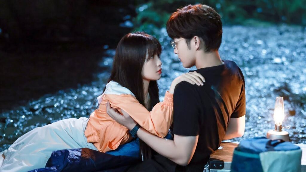 يقضي (تشوانغ يو) برفقة (مي رين) ليلة غامضة في البرية 😍💖 | مشهد من المسلسل "رومانسية الغابة الصغيرة"