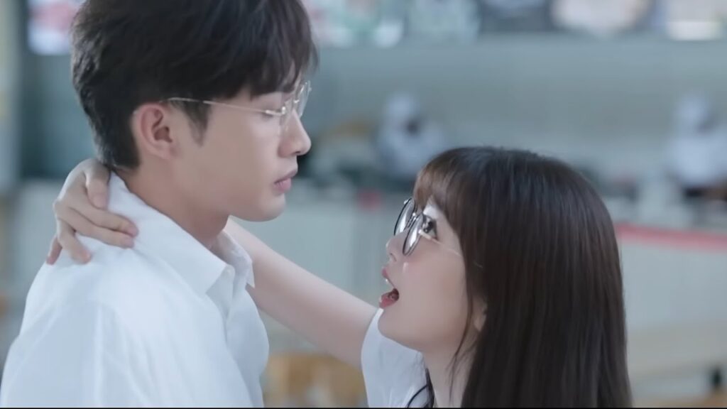 يحاول الرئيس إغواء مي رين 😠 ويذهب تشوانغ لحمايتها وتعليمه درسًا 💖‍ | مشهد "رومانسية الغابة الصغيرة"