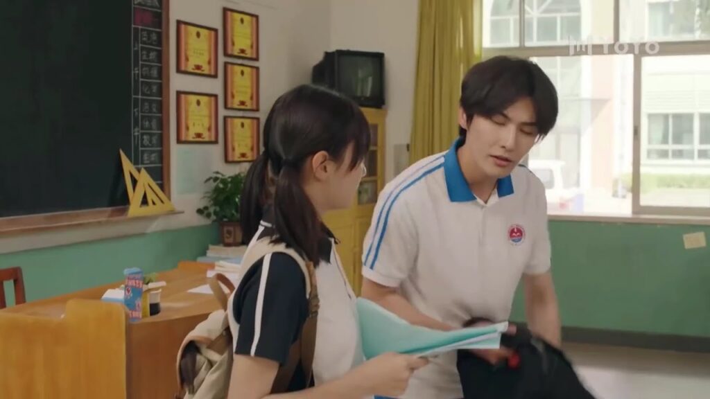 يدخل الصف من النافذة ويسخر من الطالبة الجديدة 😂💔 يدخل الصف من النافذة ويسخر من الطالبة الجديدة 😂💔