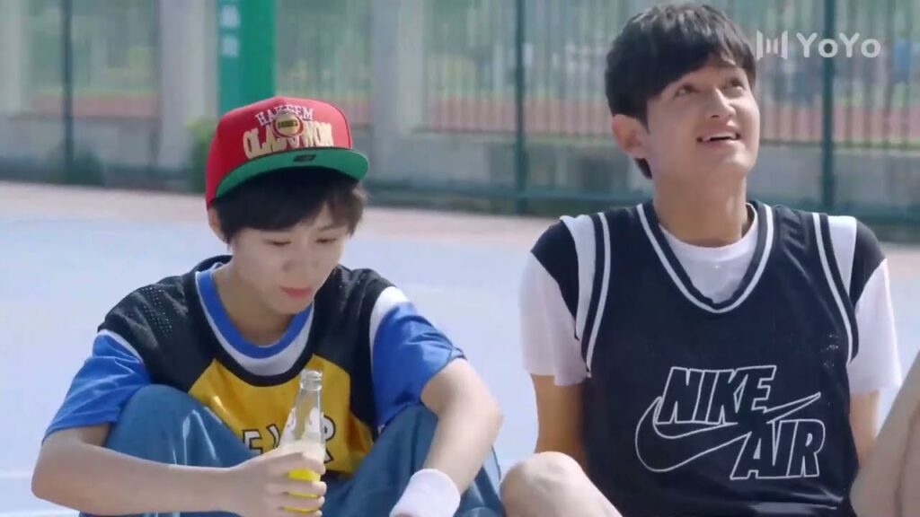 يستمتع باللعب معها , فيطلب منها ان تدعوه الى بيتها