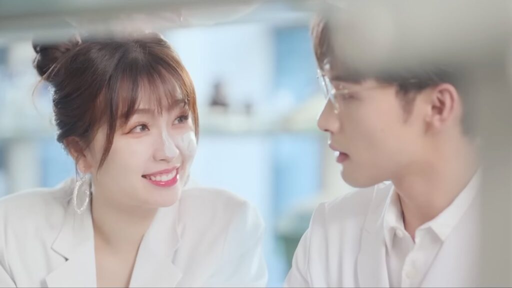 تواصل (مي رين) مطاردة الأستاذ (تشوانغ) من المدرسة إلى المنزل 😅😅 | مشهد من "رومانسية الغابة الصغيرة"