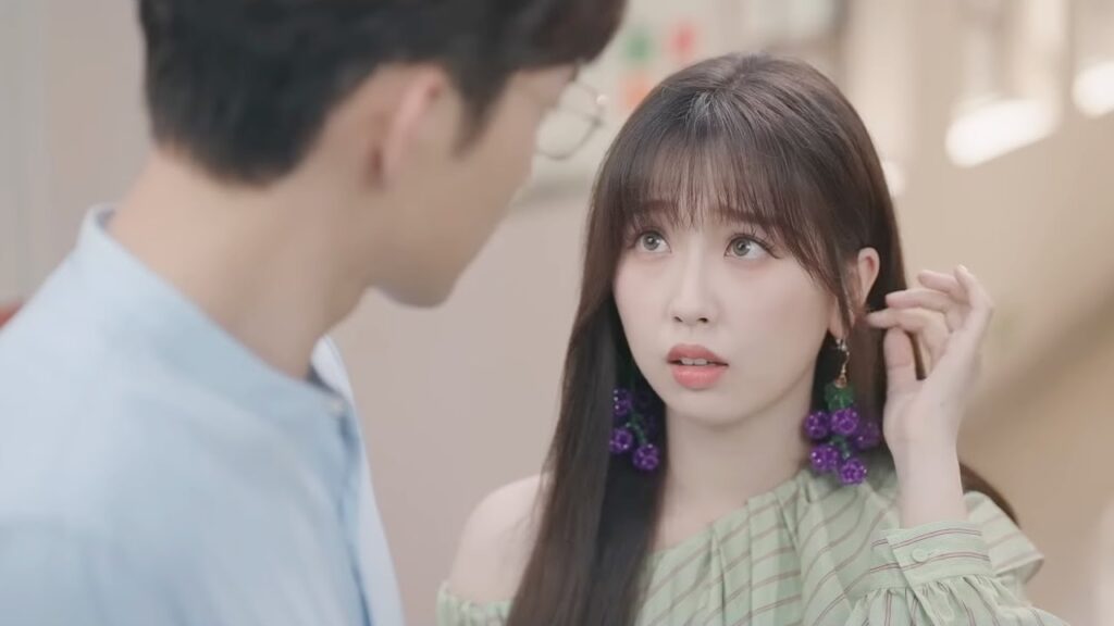 تغوي بجنون جارها الوسيم وتعلن عمدًا أنه حبيبها  😂😍 | مشهد من المسلسل  "رومانسية الغابة الصغيرة"