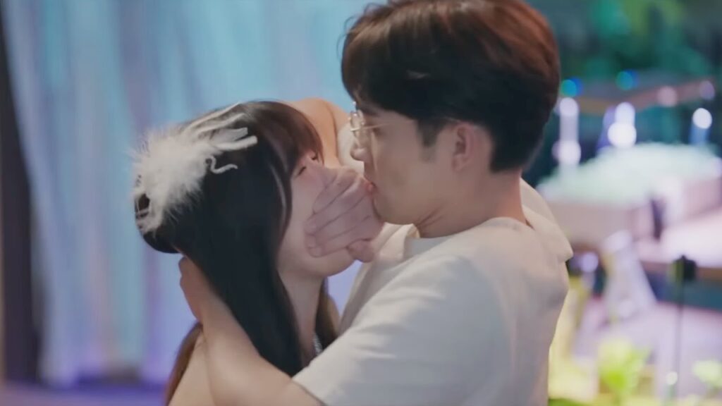 الجار الجميل ظهر فجأة في الغرفة في وقت متأخر من الليل 😅💗 | مشهد من المسلسل "رومانسية الغابة الصغيرة"