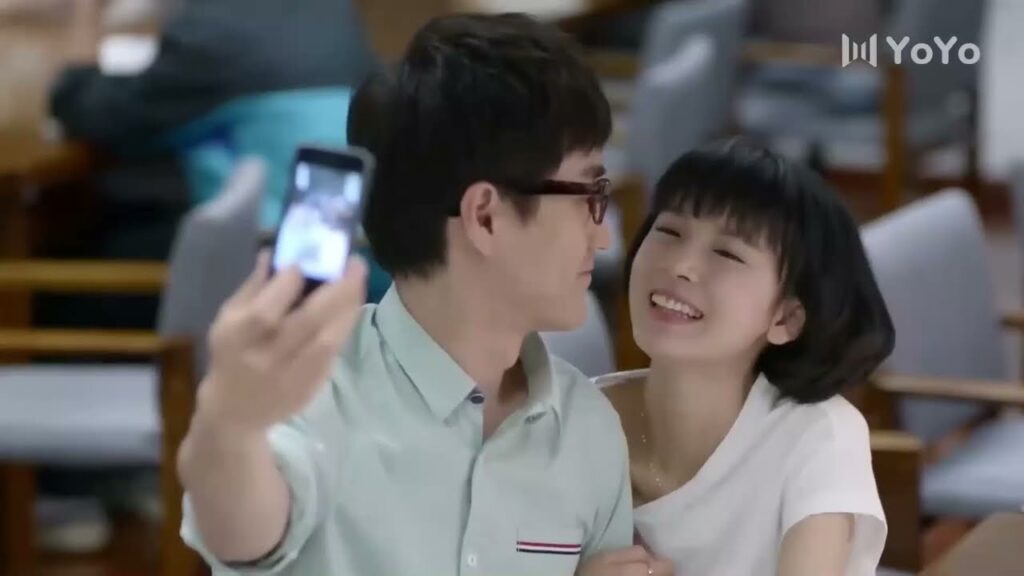 يدرس معها في المكتبة , لكنها تقوم بالتقاط الصور  بدلا عن دراسة