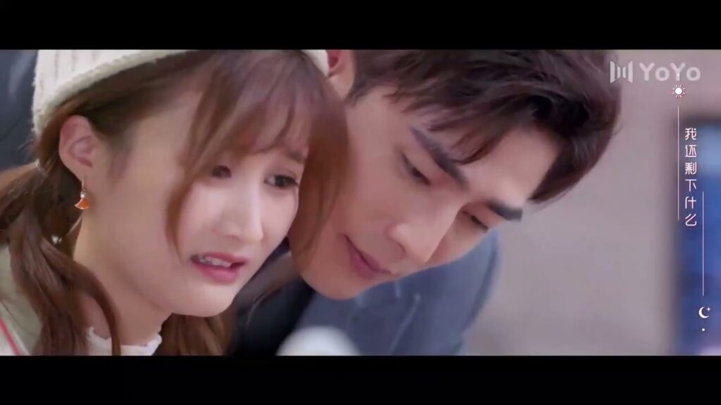 تحاول التصرف كآنسة رقيقة امامه , لكنها تفسد الامر وتحرج نفسـها