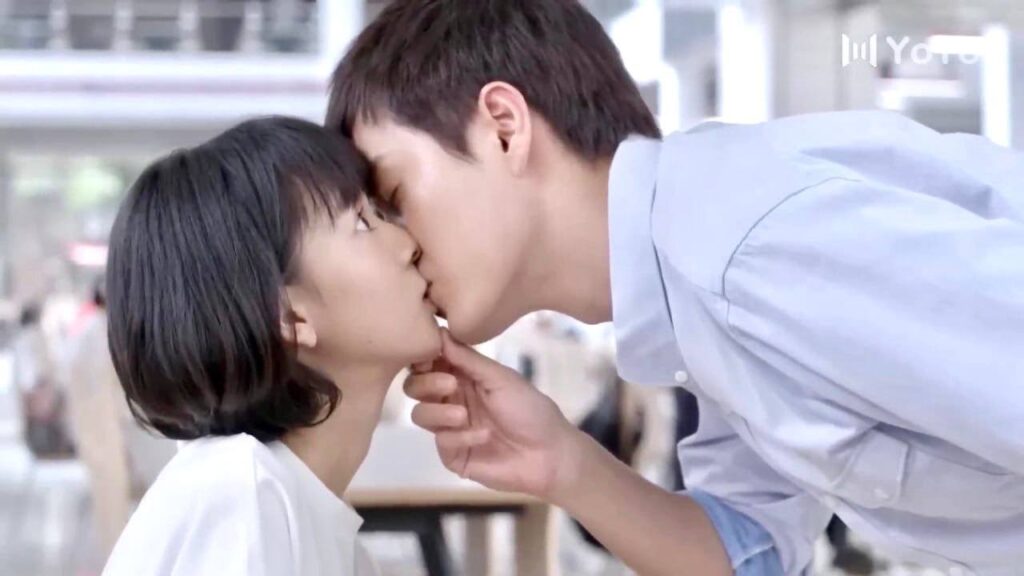 يوجد طعام على شفتيها ,  فيصدمها بقـبلة