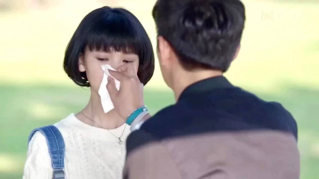 يمسح دموعها بعد ان رفضت مشاعره لكنها لا تريد ان تخسره